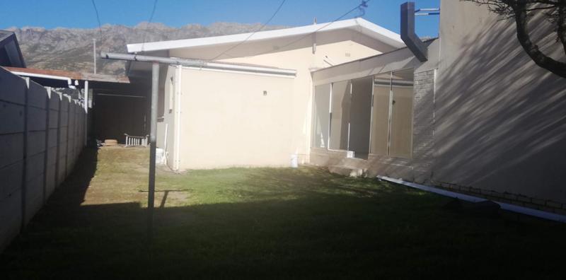 To Let 3 Bedroom Property for Rent in Dobson Western Cape